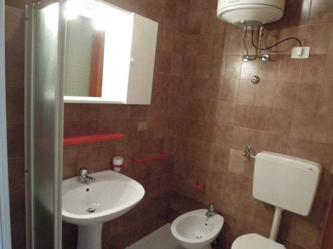 Bathroom 2, Beautiful Studio Apartment in a seafront building - By Beahost Rentals, Venezia