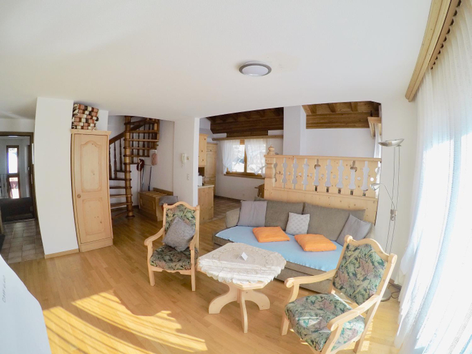 Others 3, Haus Adora, Leuk