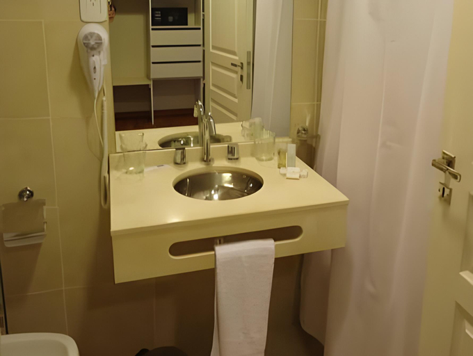 Bathroom 3, Puerto Amarras Hotel & Suites, La Capital