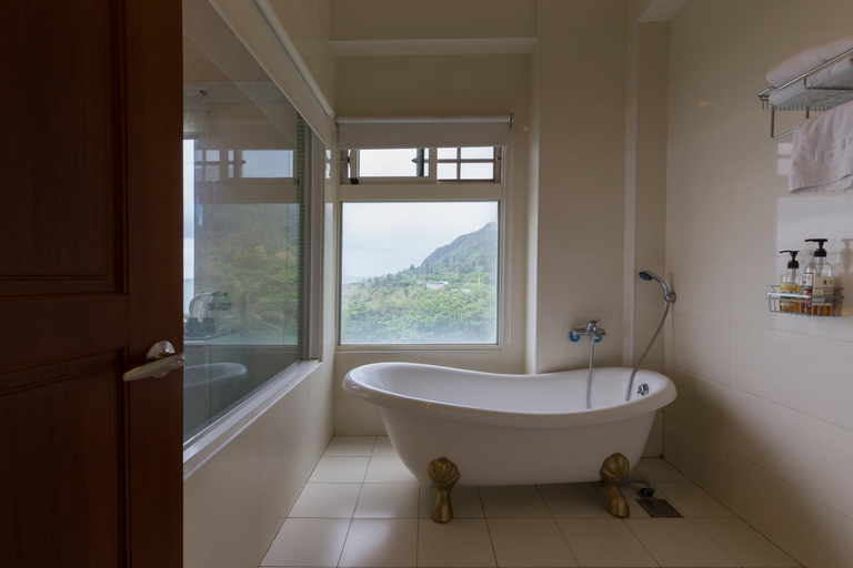Bathroom 3, Spray House, Hualien