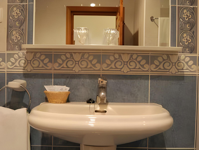 Bathroom 3, Hospederia del Real Monasterio, Cáceres