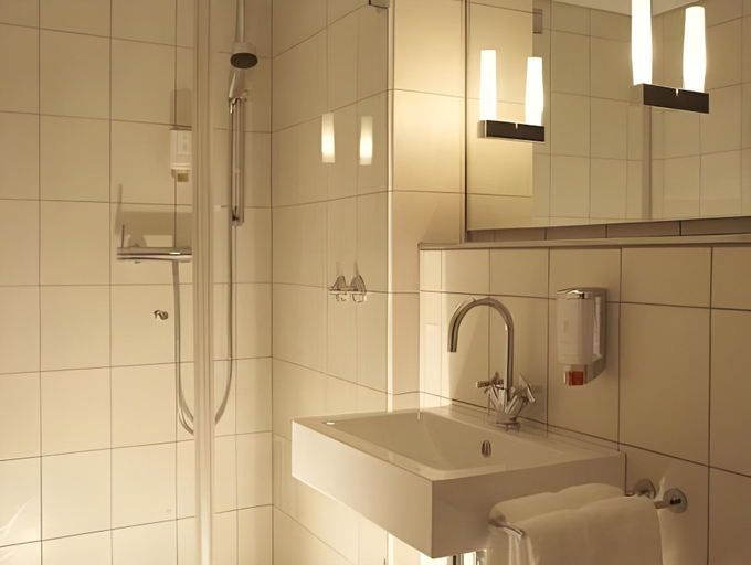 Bathroom 4, Maximilians, Essen