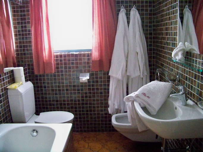 Bathroom 3, Gastehaus Bichl, Imst
