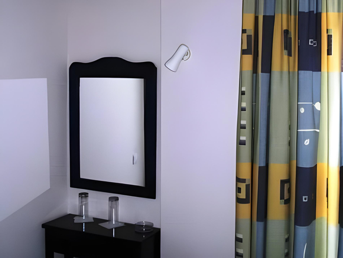 Bathroom 2, Hotel Diana - in the heart of Koroni, Peloponnese
