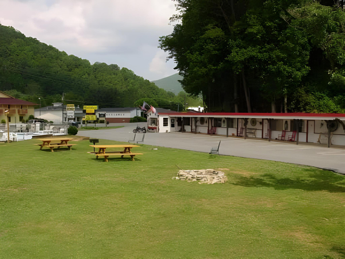 Others 5, A Holiday Motel - Maggie Valley, Haywood