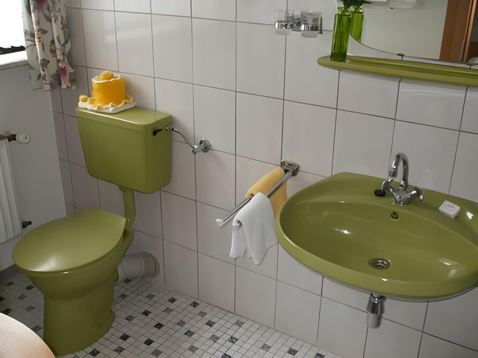Bathroom, Gasthof Zum Dorfkrug, Hochsauerlandkreis