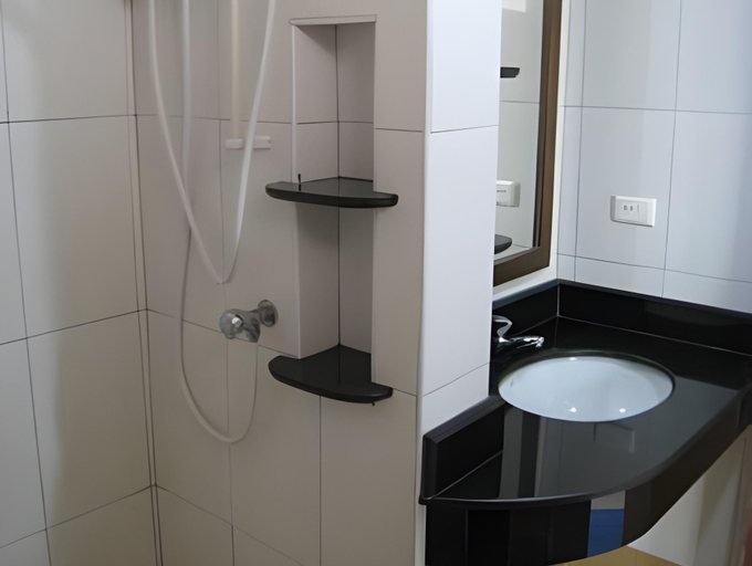Bathroom 3, Nikom Court, Pattaya