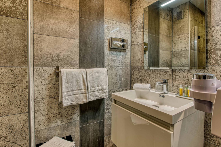 Bathroom 12