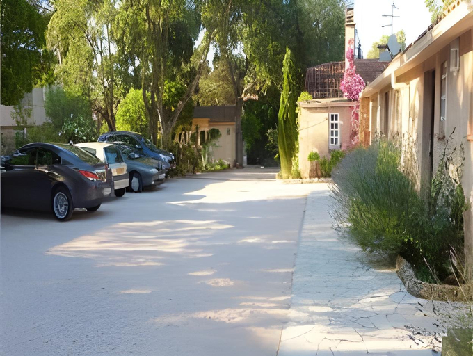 Others 5, Athena MOTEL, Var