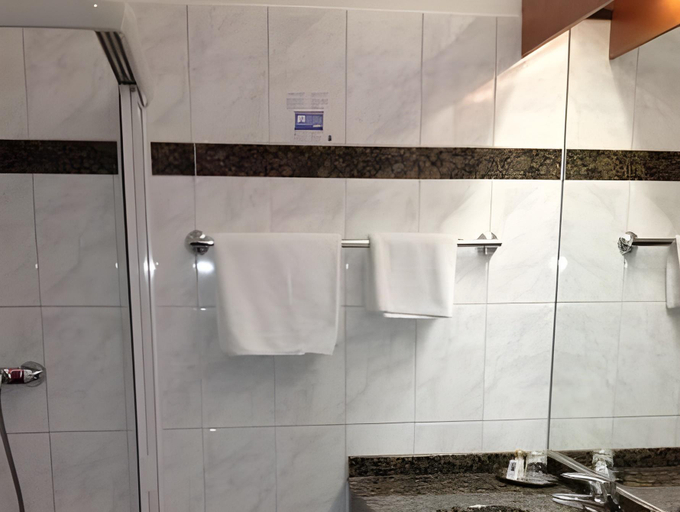 Bathroom 2, Hotel Freihof, Herford