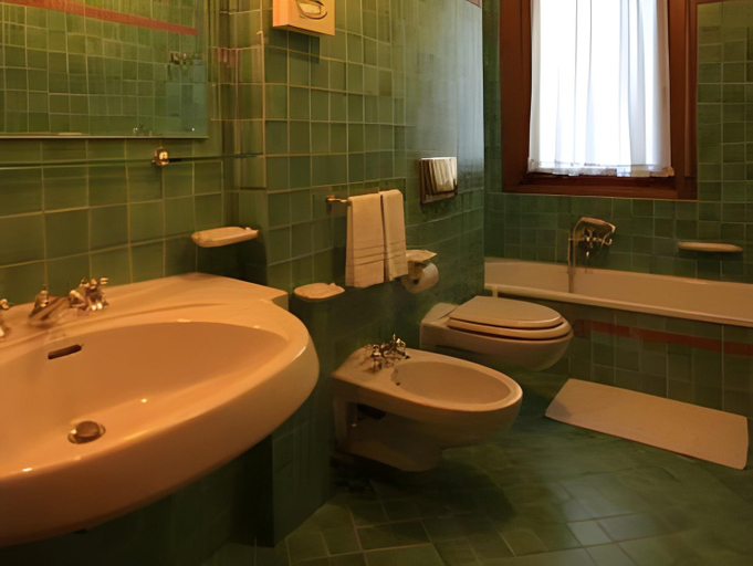 Bathroom 3, Hotel Trieste, Belluno