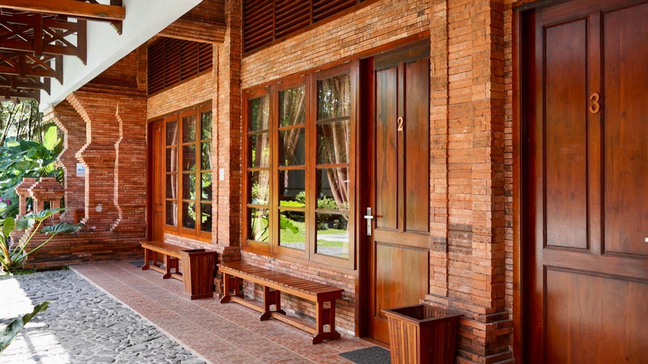 Exterior 4