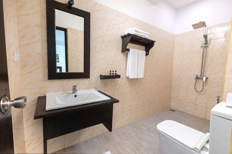 Bathroom 4, The Beach Talpe, Habaraduwa