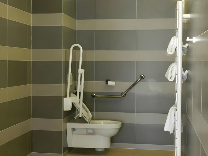 Bathroom 3, Hotel Le Rochelois, Charente-Maritime