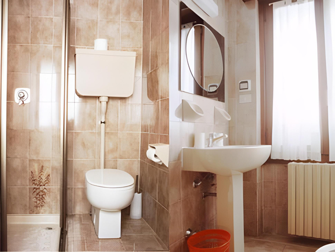 Bathroom 2, Hotel Sole - Limone, Brescia
