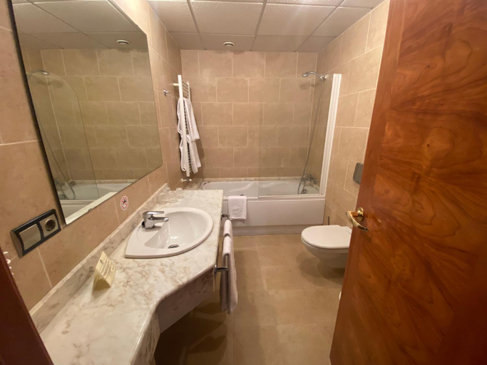 Bathroom 4, Cristina, Asturias
