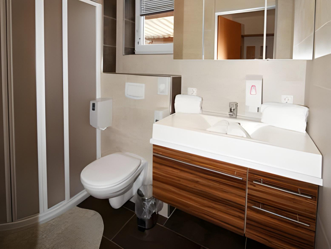 Bathroom 4, Hotel Samerhof - Wellness, Rooftop Whirlpool & kostenloses Skidepot, Hermagor