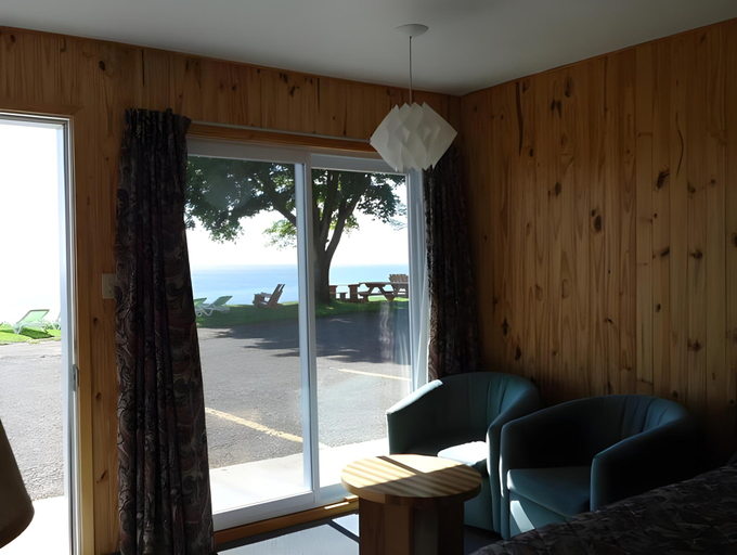 Others 5, Motel Carleton Sur Mer, Avignon