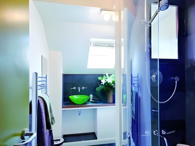 Bathroom 2, The Royal Forester Country Inn, Worcestershire