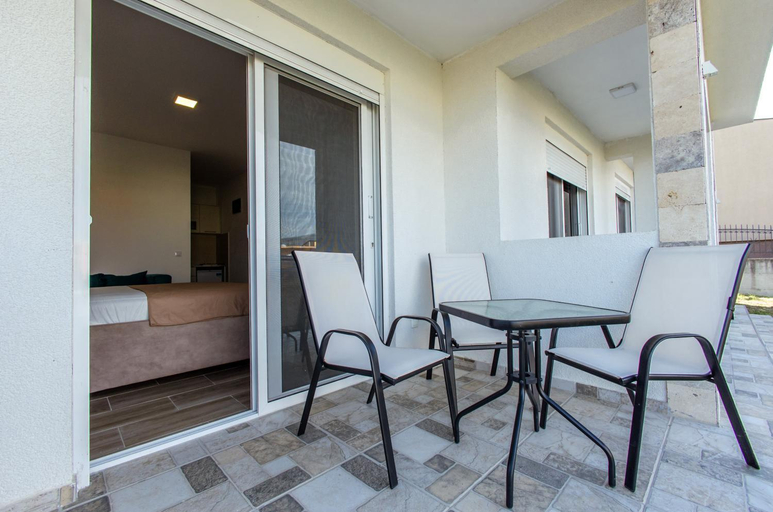 Others 3, DERON Apartments