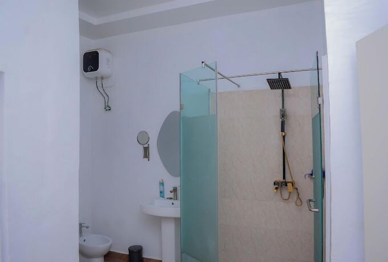 Bathroom 3, Bamgbose Apartment, Surulere