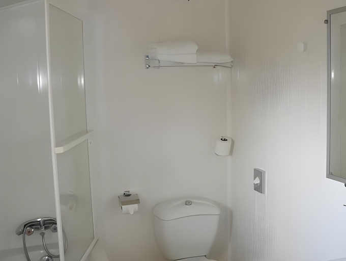 Bathroom 2, Hotel Henri IV, Gironde