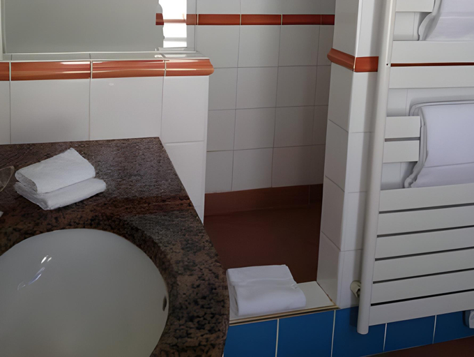 Bathroom 4, Le Querrien, Ille-et-Vilaine