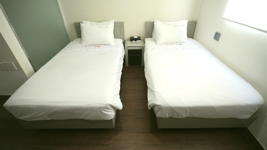 Bedroom 13
