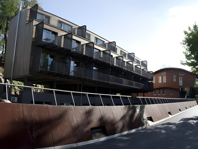 Exterior & Views