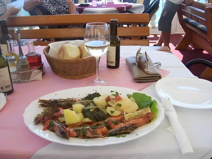 Food & Drinks 3, Apartments Antigona Old Town