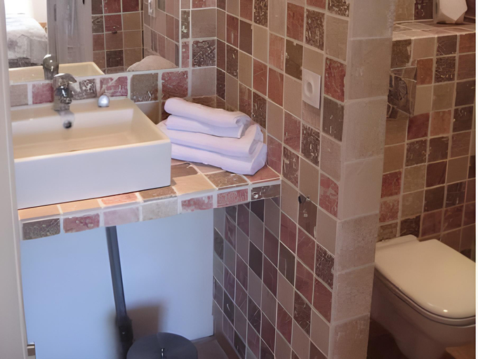 Bathroom 4, Lavandaline, Var