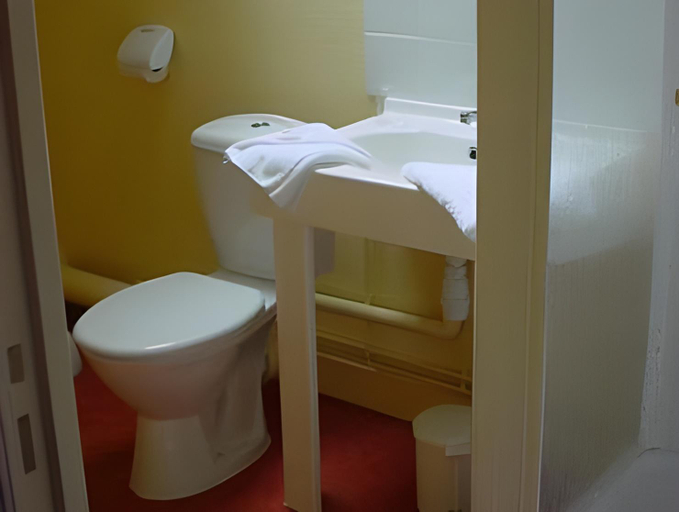 Bathroom 3, Grand Hotel De La Gare, Eure