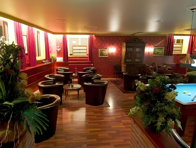 Others 4, Hotel Zeezicht, Harlingen