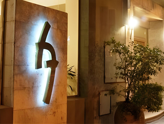 Others 3, Hotel America, Capital