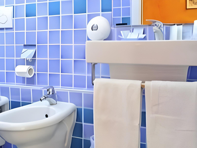 Bathroom 4, Hotel Vannucci, Rimini