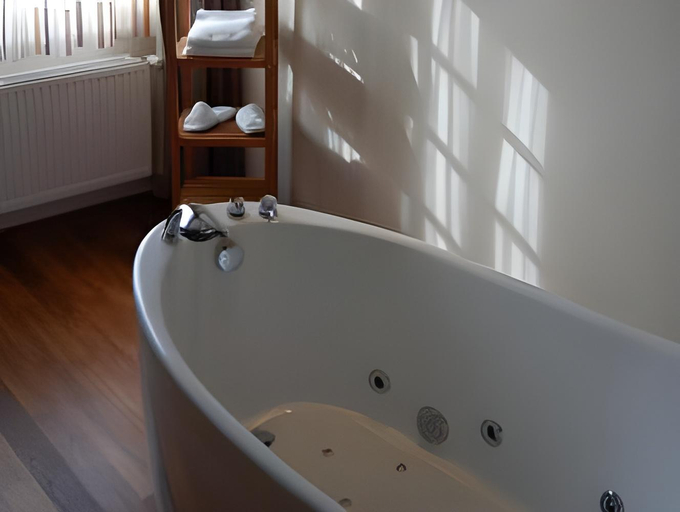 Bathroom 3, Grand Hotel Belle Vue, West-Vlaanderen