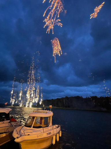 Others 5, MIEDZY NAMI domki nad jeziorem, Kamień