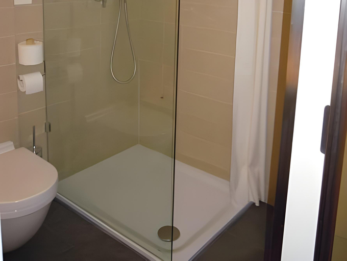 Bathroom 5, Beach Hotel Du Lac, Verona