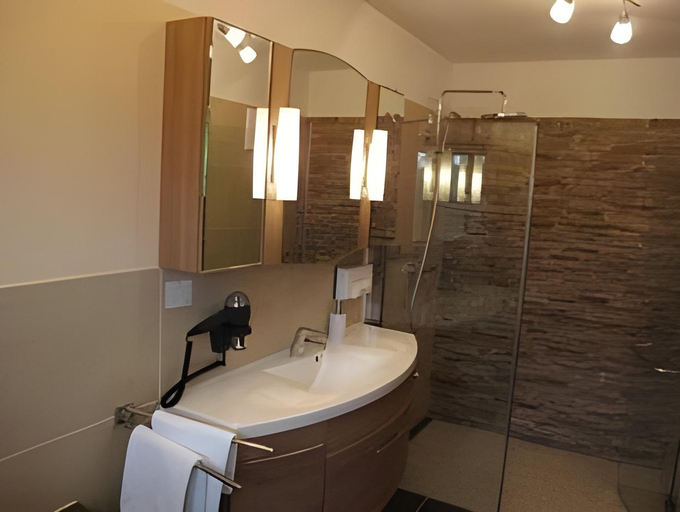Bathroom 2, Gasthof Waldwirt, Hallein