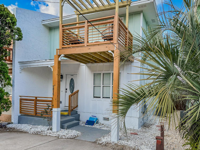 OceanView Oasis - Relax with Hot Tub, Breakfast, Fire Pit & Putting Green!, Bay