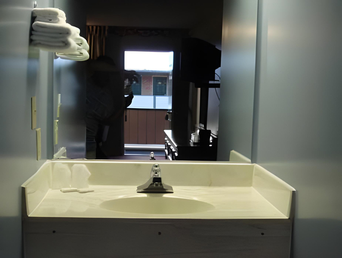 Bathroom 2, Village Inn, Nelson