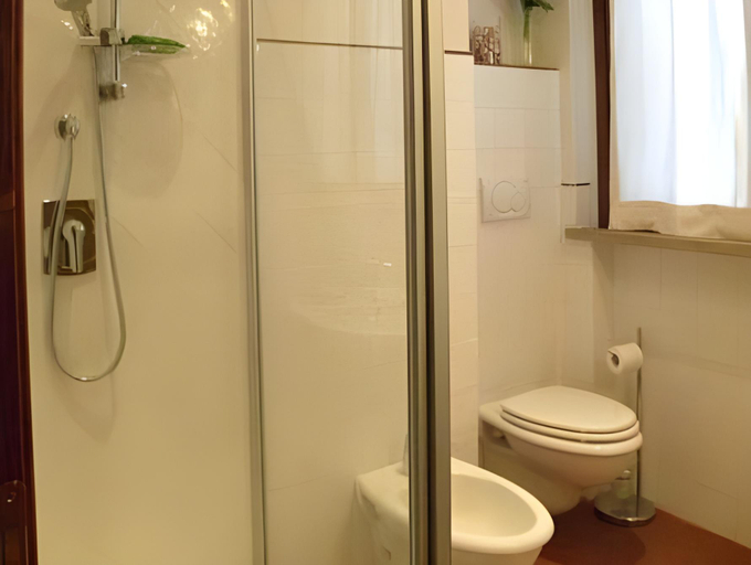 Bathroom 2, La Compagnia del Chianti, Florence