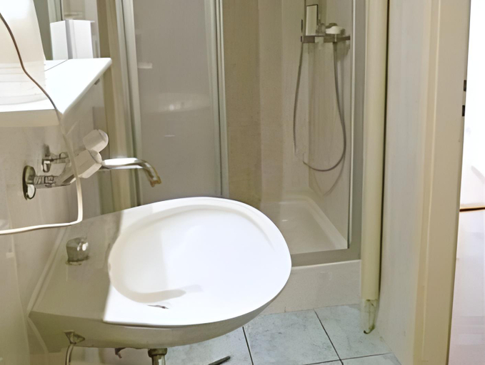 Bathroom 3, Hostellerie Du Xvi Siv Cle, Nyon