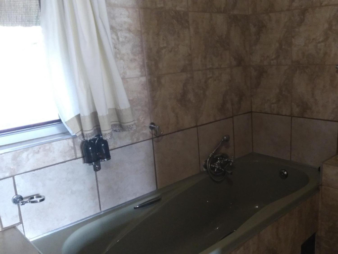 Bathroom 3, Caprivi River Lodge, Sesheke
