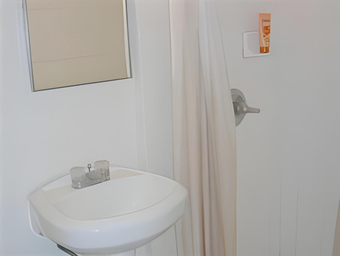 Bathroom 4, Polynesian Hostel Beach Club, Honolulu