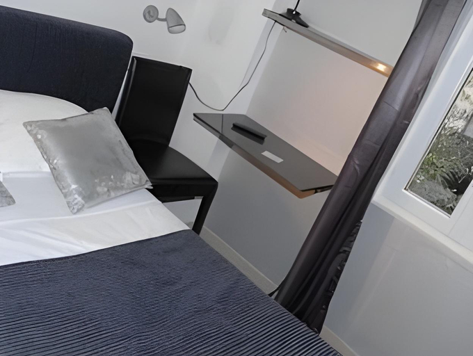 Bedroom 2, L'Oasis, Paris