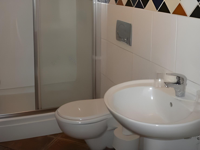 Bathroom 3, Crows Hotel, Lancashire