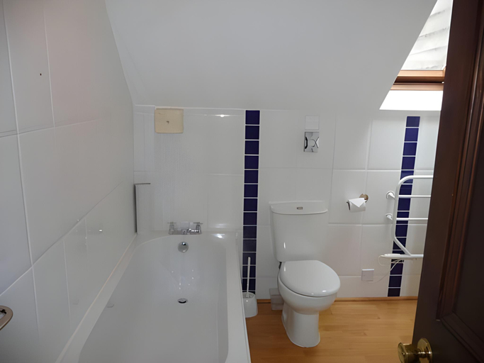 Bathroom 3, Lakeview Manor, Devon