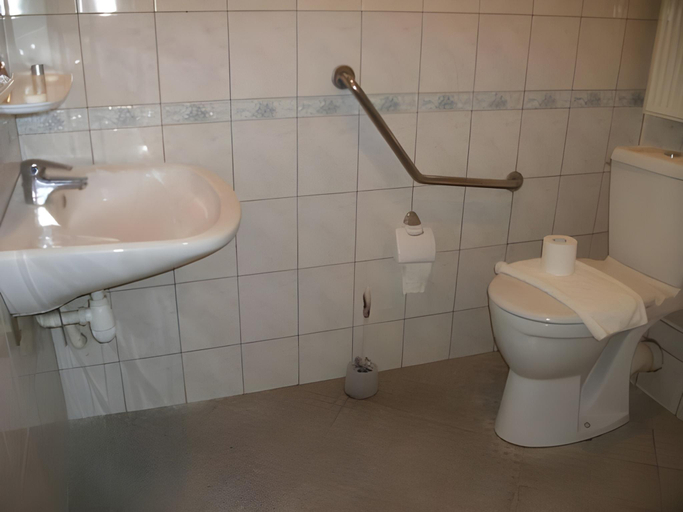 Bathroom 3, Hotel Victor Hugo, Seine-Saint-Denis