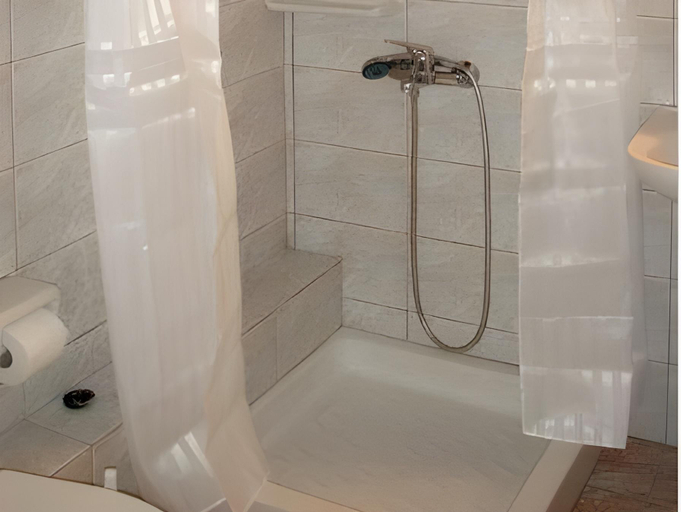 Bathroom 2, Argostοli Bay Apartments, Ionian Islands